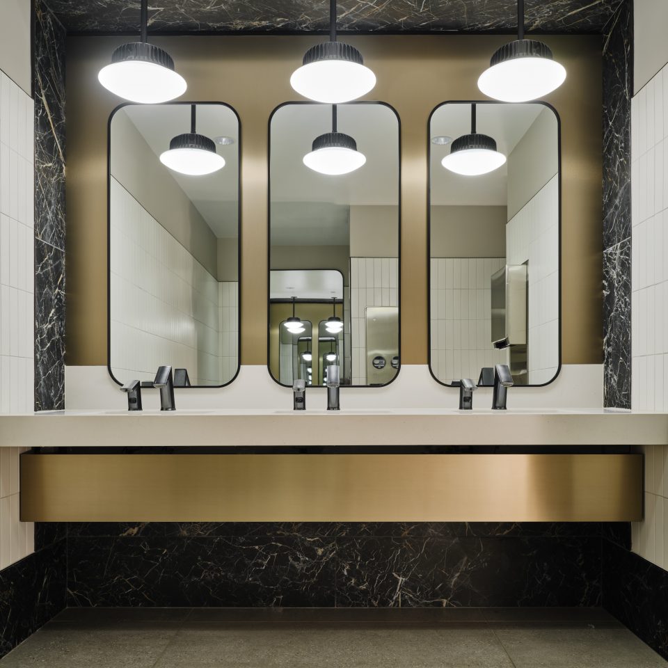 177-​B+H 320&nbsp;Bay